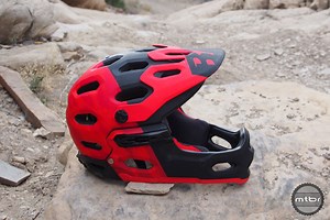 Análise do capacete Bell Super 3R com queixeira removível