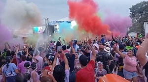 CAÑON DE ESPUMA EN CONCIERTO #cañonesdeespumamedellin #fiestadeespumamedellin #poolpartymedellin # | Espuma Party Producciones | Facebook