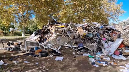 🔴 Une semaine après les inondations qui ont ravagé la commune de Givors, une montagne d'encombrants trône à l'entrée de la commune. https://urlz.fr/sKtF | Le Progrès Lyon