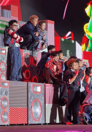 Cứ thế thôi, cứ thế thôi, bọn anh vẫn hẹ hẹ hẹ #lohan #atsh2025concert #anhtraisayhi2025concert #chillguysngonzai