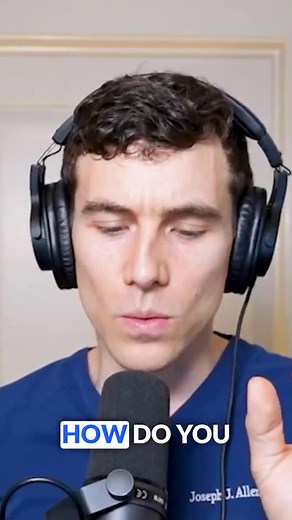 New eye flashes and large new floaters can mean the vitreous gel is tugging on the retina during posterior vitreous detachment (PVD). Patients often describe flashes like a camera flash or lightning bolt, frequently in an arc shape that matches the eye’s curvature. If you notice new floaters, flashes, or an arc of light, book a same-day eye exam to rule out a retinal tear or retinal detachment. What you’ll learn in 60 seconds: ✳️Why vitreous traction during PVD creates flashes ✳️Why flashes look