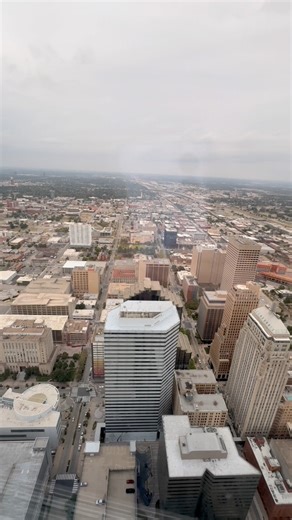 There’s nothing like seeing Oklahoma City from this view! Today’s session took me to Vast, inside the Devon Tower — the tallest building in Oklahoma — with that incredible OKC skyline as our backdrop. I love photographing real stories and people against the beauty of our city. Whether it’s portraits, branding, or commercial work, there’s just something special about Oklahoma City from above 🤍 📍 Vast | Devon Tower | Oklahoma City #OklahomaCityPhotographer #OKCPhotographer #CommercialPhotographe