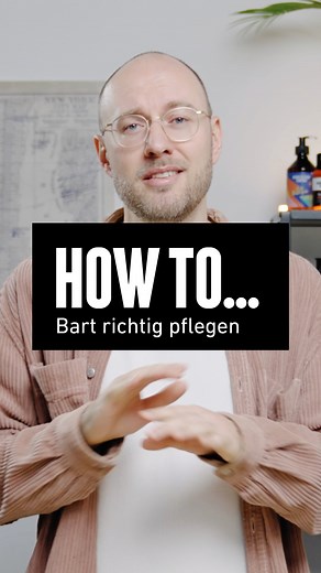🧔‍♂️So ist dein Bart immer on fleek🧔‍♂️ 3 Tipps für einen weicheren, gepflegteren Bart👇 ✅Trimme deinen Bart regelmäßig, um brüchige oder kratzige Spitzen zu entfernen. ✅Benutze Pflegeprodukte, die Feuchtigkeit spenden, damit Haut und Haare nicht austrocknen. Hier eignen sich beispielsweise unser Bartöl mit Rizinus- und Arganöl oder auch der Bart Softener mit Jojoba- und Macadamiaöl. ✅Und zum Schluss: Go brush yourself! Regelmäßig Bürsten - besonders nach der Pflege, damit das Pflegeprodukt ko
