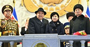 Ditador norte-coreano surge com filha pequena em apresentação de novos mísseis nucleares