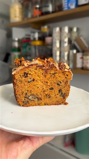 🥕✨ Le meilleur carrot cake de votre vie (vraiment) Je sais, ça sonne prétentieux. Mais goûtez avant de juger 😌 Moelleux, parfumé, fondant… c’est une caresse au sirop d’érable. 🧁 Ingrédients : * 3 œufs * 150 g de sucre roux * 100 g de beurre fondu * 80 ml de sirop d’érable * 200 g de carottes râpées * 180 g de farine * 1 c. à café de levure chimique * ½ c. à café de bicarbonate alimentaire * 1 c. à café de cannelle * ½ c. à café de gingembre en poudre * 1 c. à café d’extrait de vanille * ½ fèv