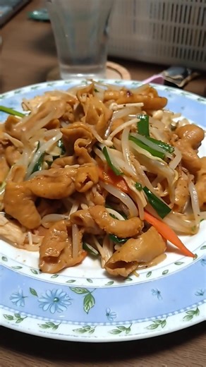 モツの味噌味野菜炒め🐷🥕ひじきの煮物🍄今日は買い物に行ったスーパーにモツがありましたので、急遽メニュー変更してモツの味噌味野菜炒めを作りました💪モツが大好きなので、幸せでした😍美味しかったです😋