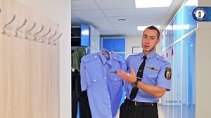 Vítejte u prvního z dílů o našich služebnách a jednotlivých obvodech. Začínáme pěkně od jedničky 😊 OS 100 neboli SLUŽEBNA LOCHOTÍN 👮‍♂️ Nahlédněte s námi za naše dveře a zjistěte, jak to u nás vypadá 👀 Většina je míjí denně 🚶‍♀️🚶‍♂️ Jsou tiché, nenápadné… a přitom plné dění 🔎 Tam, kde se píší zápisy z výjezdů 📝 Řeší drobné i vážné události ⚠️ Plánuje se, nebo jsou azylem pro ty, kteří potřebují soukromí, ochranu, útočiště, nebo pomoc 🛡️ Naše služebny nejsou jen místem, kde se střídají sm