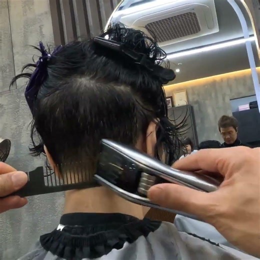 Solve your worries about thin, curly hair! A shaping bob cut that flattens the nape line (Feat. C...