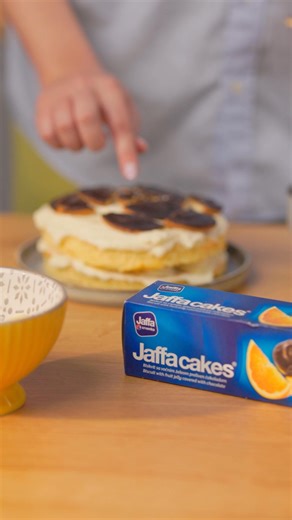 Za uspešno pravljenje mini Jaffa torte najbitnije je da je lepo ukrasiš. 🍊🫐 A da, i da je preukusnaaa! 🍰✨ Za ovo drugo imamo recept, i ne moraš da budeš ekspert za kolače, jer se pravi jako jednostavno.💫 Za koru ti je potrebno: 🔸125 g šećera 🔸100 ml mleka 🔸1 prašak za pecivo 🔸100 g istopljenog putera 🔸6 jaja Priprema kore 👉 Otopi puter i ostavi da se ohladi. Odvoji belanca od žumanaca. Umuti belanca sa pola šećera, a žumanca sa drugom polovinom. U žumanca dodaj mleko i rashlađen puter,