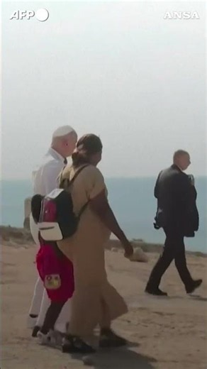 La visita del Papa a Lampedusa, attraversa la porta d'Europa e scende sulla scogliera #ansa