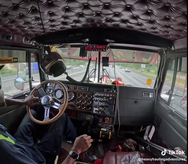 Raw Sounds of a Cummins ISX 15 Straight Pipe