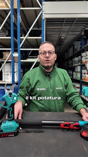 Potare non deve essere una fatica. 🌿✂️ Con il kit da potatura a batteria di VARTEC ti prendi cura del verde in modo veloce, pulito e senza sforzi inutili. 🔋 Linea completa per ogni esigenza: ✅ forbice elettrica per tagli precisi ✅ mini seghetto per rami più impegnativi ✅ asta potatore per lavorare in altezza ✅ kit completi con batterie e caricatore Più autonomia. Più velocità. Meno fatica. Perfetto per ulivi, vigneti, frutteti e anche per il giardino di casa. 📍 Vieni a trovarlo da VARTEC – Vi