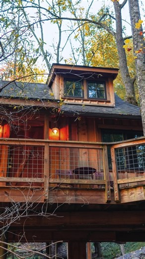 & now we’re living the dream 👏🏻✨ FAQ: When do leaves change colors in the Smoky Mountains? It varies annually, but peak autumn colors often show up next month! Stay in the trees to experience fall from your deck (& queen bed) 🍂🌄 #linkinbio #smokymountainstennessee #smokymountainsnationalpark #smokymountains #tennesseehiddengems #mountainsaesthetic #mountainviews #mountaingetaway #mountaintrip #mountainlovers #mountainsarecalling #fallbreak #fallgetaway #gatlinburgcolors #cozyvibes #gatlinbur