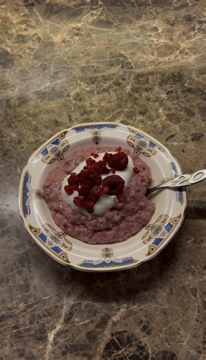 Quick 6-Ingredient Raspberry Oat Bowl Recipe