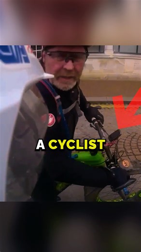 Biker Fights Back Thief! 😨