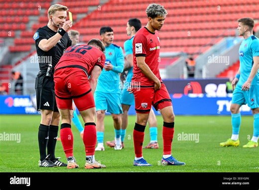 v.li.: Sebastian Hilsberg (Schiedsrichter [referee]) zeigt Simon Lorenz (FC Ingolstadt, 32) die Gelbe Karte [yellow card], Verwarnung, yellow card, 08.04.2026, Ingolstadt (Deutschland), Fussball, 3. Liga, FC Ingolstadt 04 - FC Viktoria Köln, DFB/DFL REGULATIONS PROHIBIT ANY USE OF PHOTOGRAPHS AS IMAGE SEQUENCES AND/OR QUASI-VIDEO Stock Photo - Alamy