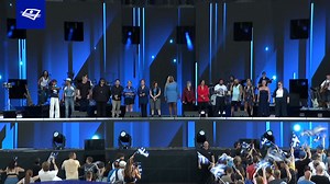 Laissons-nous porter par l'amour avec l'œuvre magnifique « Gens du pays ». 💙 Regardez l'émission spéciale de 30 minutes captée lors des répétitions du Grand spectacle de la fête nationale: https://video.telequebec.tv/details/54698? 🔗 🗯🎵Paroles et musique: Gaston Rochon, Gilles Vigneault | Télé-Québec