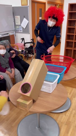風船を飛ばそう！陽気な課長のレクリエーション