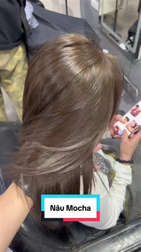 Nâu mocha quốc dân – nhuộm là auto xinh! Tông nâu ngọt nhẹ, tôn da, không kén mặt ✨ Inbox giữ slot liền tay kẻo full lịch nha mấy bà ơi! #gzhaircenter