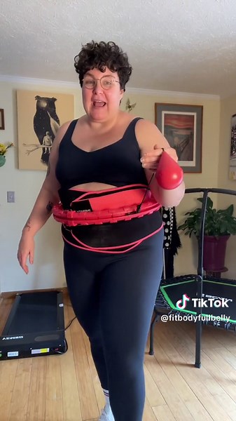 Trying out the infinity hoop for the first time! 💪 Using it is a bit harder than you might think, but I’m giving it an 8/10 so far. 🏋️‍♀️ It’s sturdy and easy to assemble, but figuring out how to use it was tricky. After some fitness hooping research, I learned it works better on my lower abdomen. Focusing on keeping the ball moving is key! Starting at 48 inches with a sweatband, aiming for 15 minutes a day. 💥 This plus size fitness journey is all about finding workout inspiration and at-home