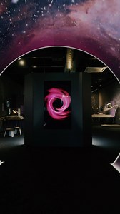 Auf ihrer rund fünfmonatigen Tour durch Deutschland legt die MS Wissenschaft vom 17. bis 20. Juni 2023 in Hamburg an. Im Wissenschaftsjahr 2023 „Unser Universum“ stehen viele spannende astronomische Themen im Fokus der Ausstellung, die mit ihren zahlreichen Exponaten zum Ausprobieren, Entdecken und Staunen einlädt. Wie Teleskope Schwarze Löcher entdecken, wie lange wir zum nächsten erdähnlichen Planeten reisen müssten, welche Klänge es im Kosmos gibt, … – Um diese und um viele weitere Fragen geh