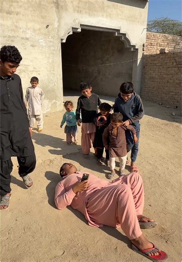 Jab Salman Ne Kursi Khenchi #foryou #foryoupagе #treanding #foryoupage❤️❤️ #sadstory #tiktok #familypicture #minivlog #tiktokpakistan #fyp #viralvideos #fypシ゚ #trending