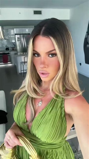 amanda robinson (@_amandarobinson)’s videos with Wait a minute! - .