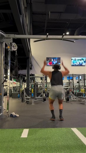 Looking to switch up your back day? Try out this routine! 👇 Pull-Ups or Assisted Pull-Ups superset with Cable Lat Pullovers (long handles) – 3×12 reps – Fires up the lats quickly. Chest-Supported Rows – 3×12 – Slow negatives with a deep stretch on each rep. Wide-Angled Lat Pulldowns – 3×12 – Targets the lats from the optimal angle for maximum width. EZ Bar Pullovers (deep stretch) superset with High-to-Low Cable Rows (deep stretch) – 3×12. EZ Bar Preacher Curls – 4×10–12 – Builds serious biceps