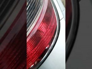 Comment ouvrir une trappe à carburant bloquée dans Opel Astra?