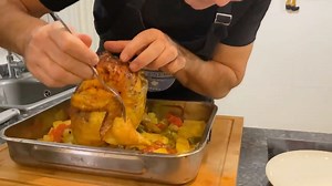 O reteta simpla de PUI INTREG la cuptor, cu unt si arome . Cei care m-ati intrebat cum se face puiul la cuptor cu cartofi, aici aveti o varianta simpla🤗 #lasebiacasa Ingredientele folosite de mine: 1 pui intreg 4 boabe de ienibahar 2-3 cuisoare o crenguta de rozmarin 2 crengute de cimbru verde 4 catei de usturoi 4 linguri ulei de masline 1 lingurita fulgi de ardei sare piper negru 1 lamaie 1 portocala 1/2 lingurita de miere 20-25 gr de unt 1 portocala sau mandarina apa minerala | La Sebi acasa