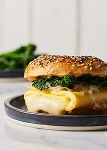 A vegetarian twist on a Reuben sandwich, this brunch-y take on our Ultimate Sandwich Bagels from Tara O’Brady pairs tangy dressing with Swiss cheese, saurerkraut, and broccoli rabe. Check out this and other flavor spins on our Recipe of the Year: https://bakewith.us/ROTYfilling Start with the base recipe: https://bakewith.us/ROTY2022 | King Arthur Baking Company