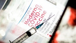 Moderna solicită autorizarea FDA pentru doza booster COVID-19 pentru toți adulții