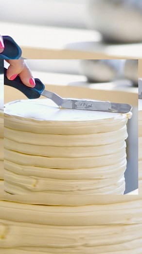 Georgia Green on Instagram: "How NOT to decorate a cake ⚠️🙈 In my latest YouTube tutorial I show you the most common mistakes made in cake decorating and how to fix them. Over the last few years having taught hundreds of students, I’ve been able to see where people may struggle when decorating a buttercream cake and so I made this tutorial to clear some things up! 🙏🏼 Head to my channel for the full vid 🫶🏼 link in bio 🤍"