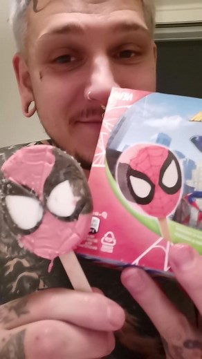 Testar spiderman glassen. 2 av 5.. #spiderman #spongebobpopsicle #spongebobicecream #spidermanpopsicle #spidermanicecream