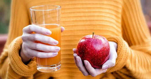 How Much Vitamin C Is in Apple Juice? (Plus Health Benefits)
