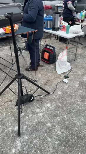 🔴 #EnVivo I Carmen Vargas se encuentra afuera de Soldier Field previo al partido de los Bears, donde conversa con fanáticos sobre cómo enfrentan el frío. | Univision Chicago