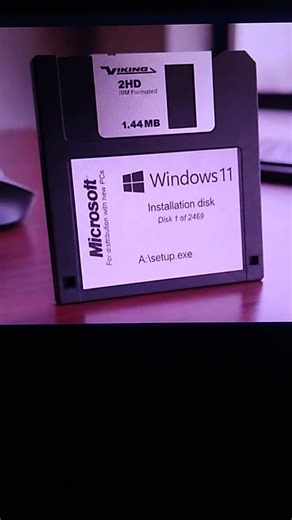 Windows 11 FLOPPY Disk Install! 😄