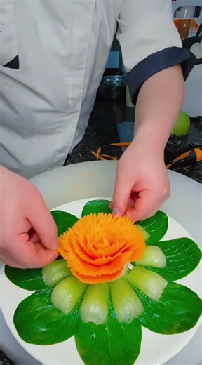 China’s Chef King Shows Amazing Cutting Skills with Knife Sculpting