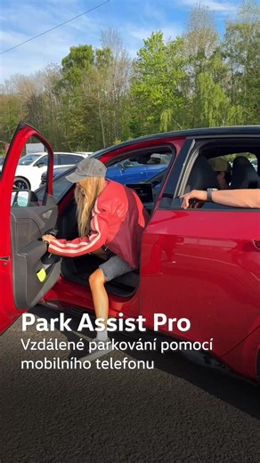 72 reactions · 12 comments | Zaparkovat auto telefonem?  Není problém! Naši ambasadoři si pod vedením Natálie Kotkové vyzkoušeli, jak funguje vzdálené parkování přes mobil díky Park Assist Pro  Tahle chytrá funkce se hodí hlavně při parkování i výjezdu z těsných míst. Už žádný stres!  Co na to říkáte? | Volkswagen | Facebook