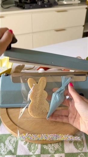 Easter cookie kit 🐰 #asmr #asmrsounds #cookiedecorating #baking #shorts
