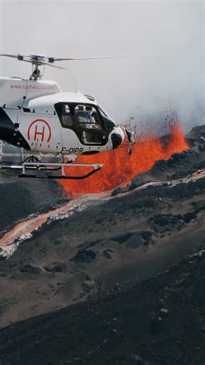 L’île a Grand spectacle. L’éruption spectaculaire du piton de la fournaise actuellement en cours vu depuis le ciel avec @runhelico #eruption #volcan #reunion #iledelareunion #pitondelafournaise | Dronecopters par Jonathan Payet