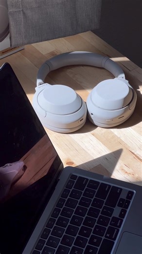 Sony XM4 vs XM5 Design Comparison | Which One is Cuter?