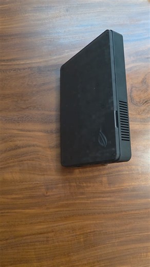 聊一下【XG Mobile 5070 Ti】。 如果買得到，我個人是很建議大家可以入手這台的。 早幾年，我是不會考慮 eGPU 的，一來很貴，二來笨重，三來效能耗損大，而且最大麻煩是要專屬接口。最少去年的 eGPU 都只能給特定一台機器用。 但今年這台是 TB5 (TB4也可以接)，於是我買來一下四台手邊的機器都能接。而且這台超級超級超級小。你可以看我拍的影片，本體比攜帶型的滑鼠大上不了太多。沒有很大的變壓器，就這一條電源線，一條TB，就能接上。你真想帶著出門去出差旅行都OK。而且上面有各種 Port，你把它當成一個稍大自帶外顯的 Hub 其實可能更貼切。 本來我擔心 5070ti 筆電版只有 115w 會不會不夠力，也擔心 TB4 會耗損很多，但最後發現其實算夠用。接掌機跑 FHD 已經很夠用，幾乎手邊的 3A 都能跑高畫質。你機器有 TB5 那當然應該效能會更好。 最後，價格。其實以最近顯卡的漲幅來看，這台其實真不貴了。而且還攜帶方便，效能夠用，可以當擴充 HUB。其實真是好選擇。而且它還有 12GB 的 VRAM，你若接攜帶設備（如只用來接筆電或是掌機），大概再用個三到五年應該都