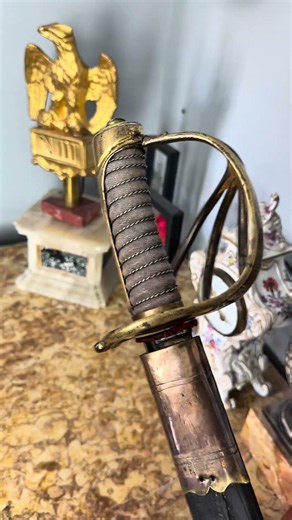 ⚜️ Le sabre des Gardes du Corps de Louis XVI, le seul exemplaire actuellement connu
