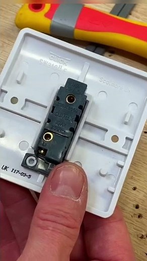 Wiring up a 1 Way Light Switch 🧰🛠- Taking the Feed to the Switch