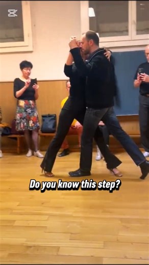 Deseo Tango - Je veux du tango ! on Instagram: "QUIZ for tangueros 🤯💡 • Do you know the name of this step? • then it's combined with.. • Name of the orchestra? • Name of the song? Comment with your answers and we'll reply 😉 #tango #quiz #tangoshow #lesson #dance"