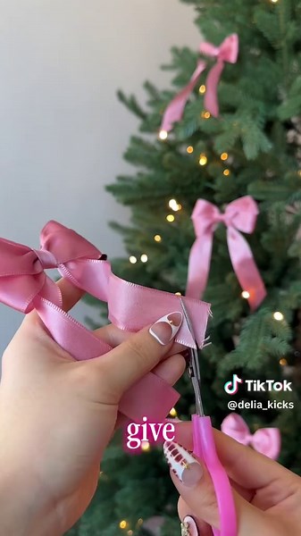 Create the Perfect Bow for Christmas Decor