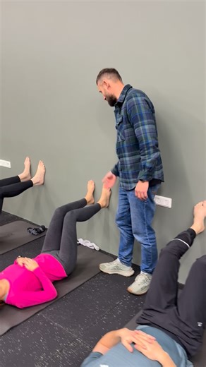 Kineziterapeutas | Ivan on Instagram: "Mokymai: Liemens ir pėdos kontrolė: problemos ir įtaka kūnui Liemens kontrolė – tai bazė, užtikrinanti kokybišką judesį. Norint ją vystyti, būtina gerai suprasti dubens, klubų ir šonkaulių biomechaniką. Jeigu liemens kontrolė yra bazė, tai pėda – pamatas. Jei pamatas netvirtas, kenčia visa judesio sistema, įskaitant ir bazę. Ir atvirkščiai – jei bazė yra netaisyklingoje padėtyje, pėda taip pat nukenčia. Todėl liemens kontrolė ir pėdos judesiai turi būti tre