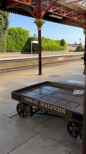 Arriving by train to Great Malvern — just 2.5 hours from London and 1 hour from Birmingham — you’ll step into the magical world of the Malverns. The beautifully historic station sets the tone, and after just a short walk, you’ll find yourself in the heart of the town — full of charming streets and cosy cafés, perfect for a cuppa. From there, head up into the Malvern Hills and take in the fresh air, wide open skies, and views like this. It’s peaceful, scenic, and absolutely worth every step. #Gre