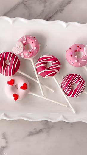 Sweetheart Donut Cake Pops! 🍩💕 How adorable are these Valentine’s Day donut cake pops? We turned them into the cutest little gifts by wrapping them in cellophane—perfect for a sweet (and sanitary!) treat! They’re SO easy to make, especially with kids! Just use white candy melts with Raspberry color oil, adjusting the amount to create dreamy shades from soft pink to deep raspberry. Then, sprinkle on the magic with your favorite Valentine’s Day sprinkles! ✨ ❤️ Limited-time sprinkle sale! We only